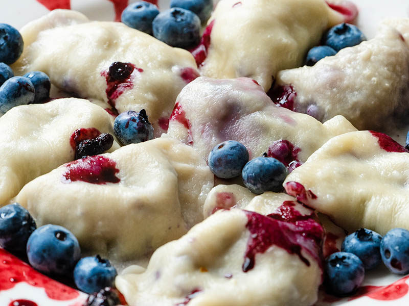 pierogi-z-serem-i-jagodami